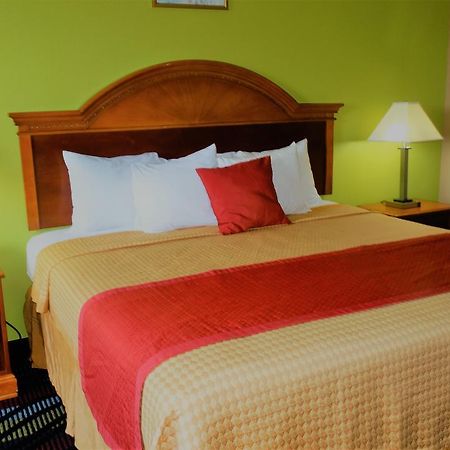 Oak Tree Inn & Suites Claxton Екстер'єр фото