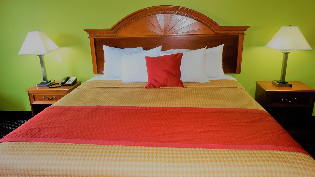 Oak Tree Inn & Suites Claxton Екстер'єр фото