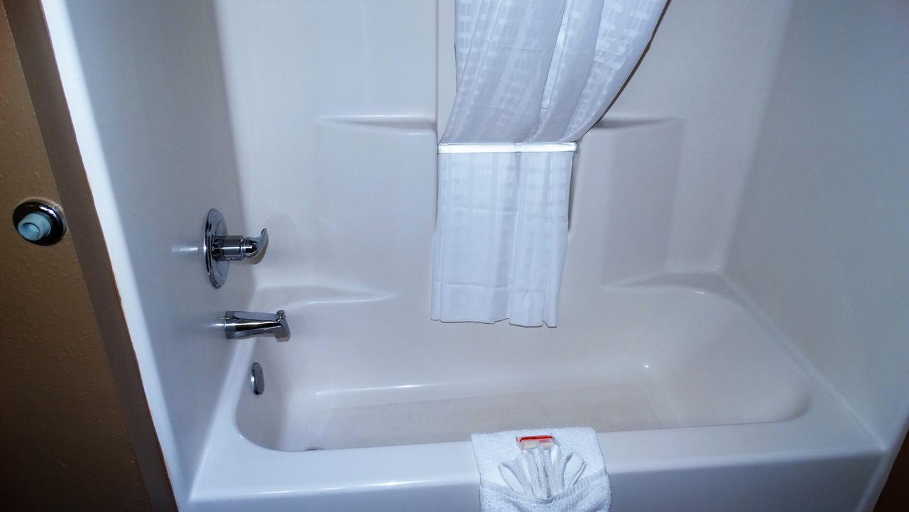 Oak Tree Inn & Suites Claxton Екстер'єр фото